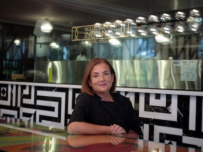 Rita Sánchez frente a la cocina del restaurante Indiano.