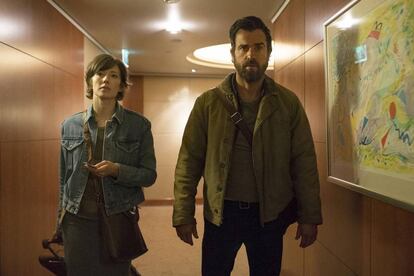 Carrie Coon y Justin Theroux, en la tercera temporada de 'The Leftovers'.