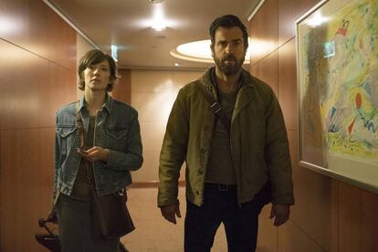 Carrie Coon y Justin Theroux, en la tercera temporada de 'The Leftovers'.