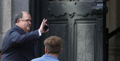 El vicepresidente del Poder Judicial, Fernando de Rosa, llega a la sede del Poder Judicial para asistir al pleno.