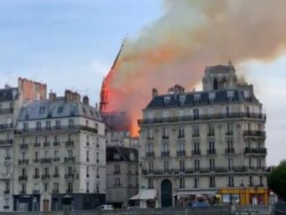 Fogo destruiu o pináculo da cúpula da igreja, que era visto de longe na capital parisiense. Vídeo mostra momento da queda