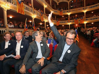Artur Mas (a la derecha) y Francesc Homs (más a la izquierda), durante un acto en Reus (Tarragona), el pasado mes de abril.