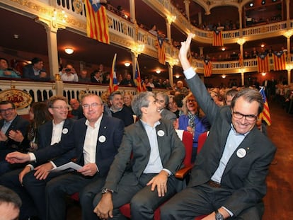 Artur Mas (a la derecha) y Francesc Homs (más a la izquierda), durante un acto en Reus (Tarragona), el pasado mes de abril.