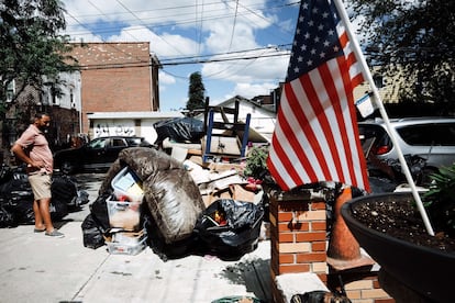 Una persona clasifica las pertenencias de su casa anegada en un vecindario de Queens, Nueva York, que sufrió inundaciones masivas y numerosas muertes después de una noche de fuertes vientos y lluvia de los restos del huracán 'Ida', el pasado 3 de septiembre.