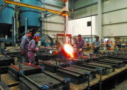 Trabajadores en una fundición del País Vasco
