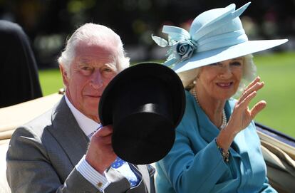 El príncipe Carlos de Inglaterra y su esposa, Camila de Cornualles, llegan al primer día de las carreras de la Royal Ascot, en Gran Bretaña, el 14 de junio de 2022. 