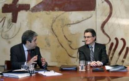 El conseller de Presidencia de la Generalitat de Cataluña, Francesc Homs (i), y el presidente, Artur Mas (d).