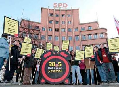 Trabajadores de Correos protestan en Núremberg contra las políticas promovidas por el SPD, en 2006.