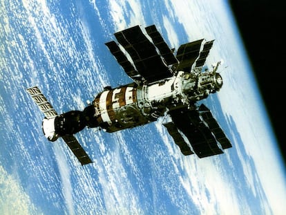 La estación Salyut-7 con la nave Soyuz 10 acoplada. 