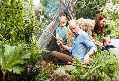 Este lunes, Kate Middleton ha inaugurado una exposición muy personal. La duquesa ha diseñado una exposición para los jardines de flores de Chelsea, en Londres. Para celebrarlo, los duquesa de Cambridge han lanzado una serie de fotografías muy familiares junto a sus hijos disfrutando de este paraje natural. En la imagen, los duques con dos de sus hijos, Jorge y Luis.