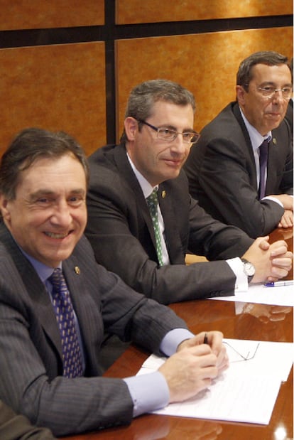 Los diputados generales de Álava, Xabier Agirre; Guipúzcoa, Markel Olano, y Vizcaya, José Luis Bilbao (de izquierda a derecha).