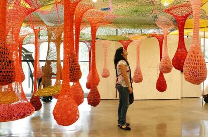 Una visitante en la instalación 'Dengo', creada por el artista brasileño Ernesto Neto, en el Museo de Arte Moderno (MAM), en Sao Paulo ( Brasil).