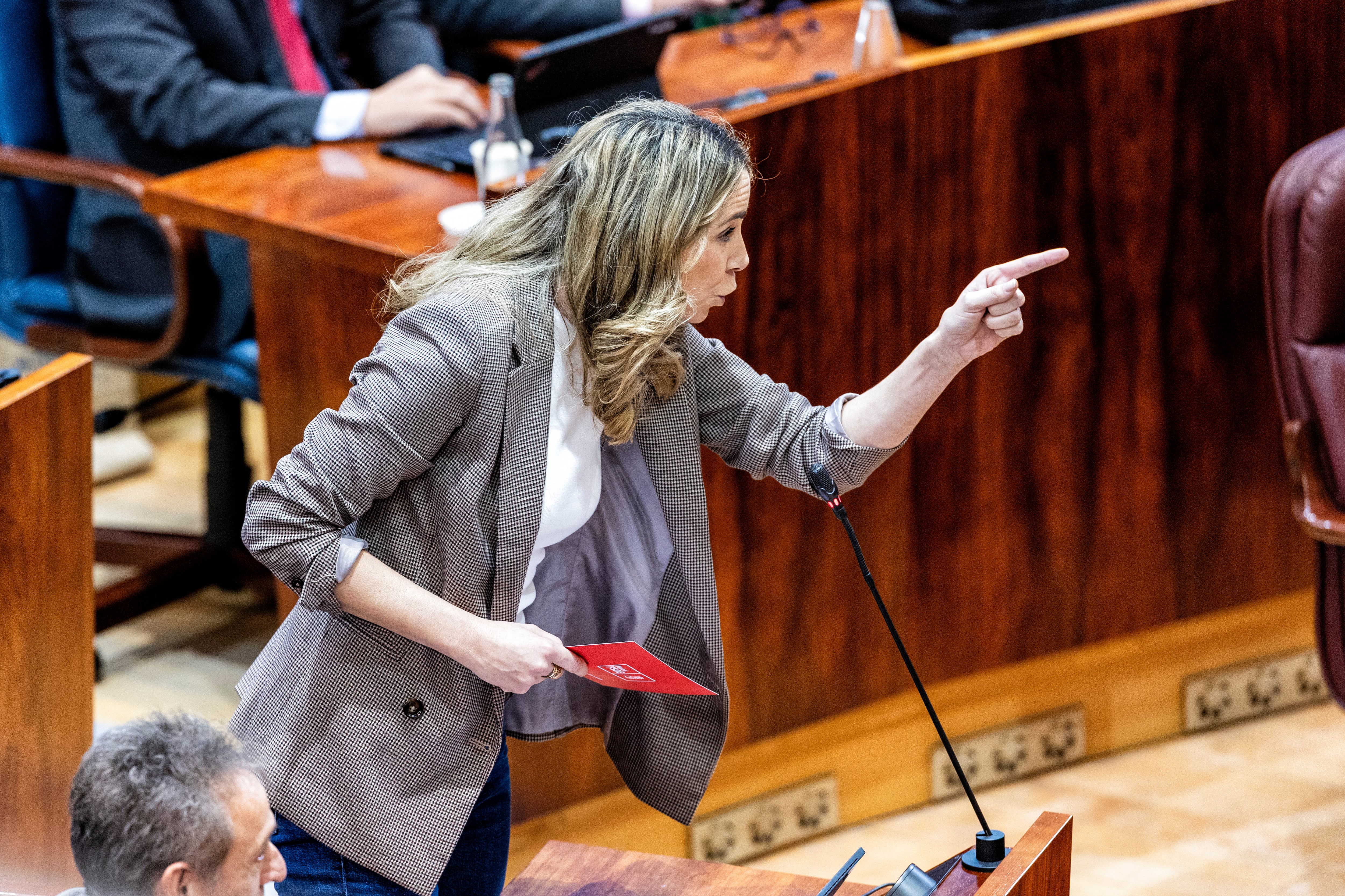 Mar Espinar se dirige a Isabel Díaz Ayuso durante el pleno celebrado en la Asamblea de Madrid el 19 de febrero de 2026. 