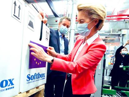 Ursula von der Leyen, presidenta de la Comisión Europea, durante su visita la planta de la farmacéutica Pfizer, el 23 de abril.