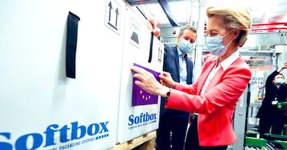 Ursula von der Leyen, presidenta de la Comisión Europea, durante su visita la planta de la farmacéutica Pfizer, el 23 de abril.