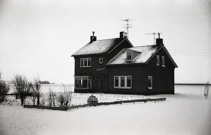 La casa de los Verkuyl, rodeada de campos nevados.