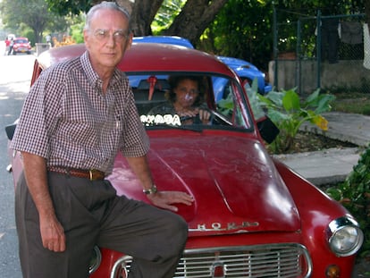 Eloy Gutiérrez Menoyo volvió en los noventa a Cuba y se entrevistó con Castro. En 2003 se instaló de manera definitiva en la isla. En la imagen, fotografiado en 2006 junto a su coche que usaba en La Habana.