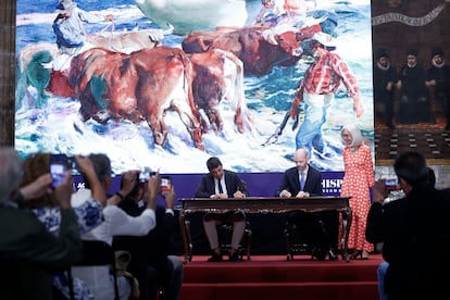 El president de la Generalitat, Carlos Mazón (i) junto con el director de la Hispanic Society, Guillaume Kientz (2d) y la bisnieta de Sorolla, Blanca Pons-Sorolla (d) durante la firma del acuerdo marco entre la Generalitat y The Hispanic Society of America, el 24 de julio de 2025. 