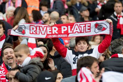 Hinchas del River Plate en las gradas del estadio Wanda Metropolitano siguiendo el partido del Atlético de Madrid contra el Alavés disputado este sábado en Madrid.