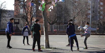 Ninos en el patio del colegio Pere Viver de Terrassa (Barcelona).