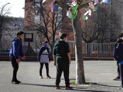 Ninos en el patio del colegio Pere Viver de Terrassa (Barcelona).