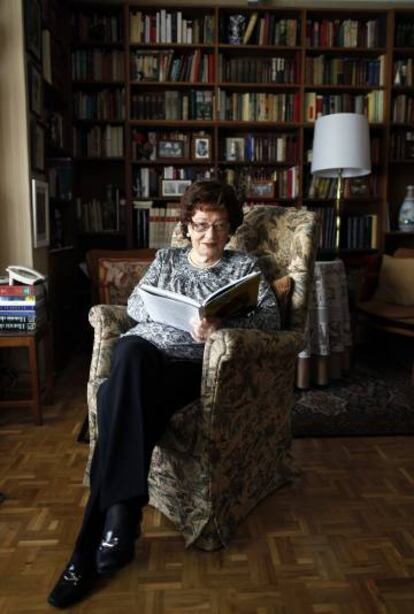 La poeta barcelonesa Angelina Gatell, en su casa de Madrid en 2012.