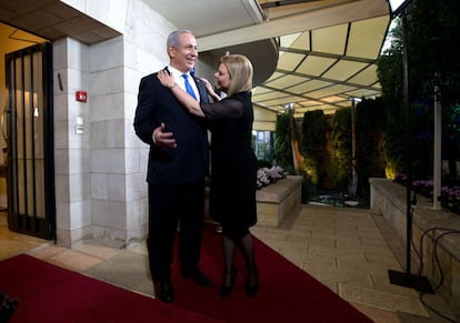 El primer ministro de Israel, Benjamin Netanyahu, espera la llegada del presidente de EEUU Barack Obama junto a su esposa, Sara Netanyahu, que lo coloca el traje en el exterior de su vivienda en Tel Aviv (Israel).