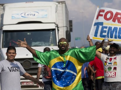 Protestos de caminhoneiros, no dia 25 de maio em Duque de Caxias (RJ).