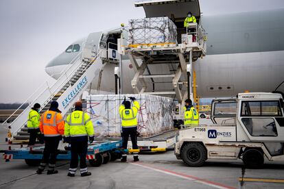 Um carregamento de vacinas da Sinopharm chega ao aeroporto do Budapeste em 16 de fevereiro. 