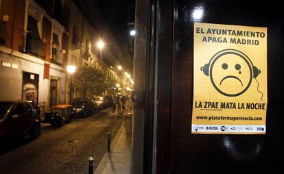 Un cartel en contra de las restricciones ac&uacute;sticas en el centro.