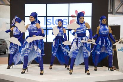 Un grupo de jóvenes realiza una coreografía en el estand de Canarias en el Fitur.