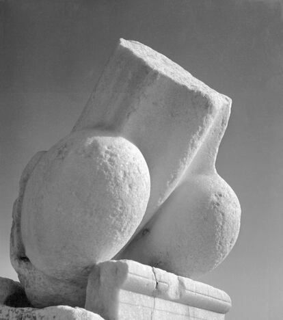 Restos de una escultura fálica en Delos, islas Cícladas (1937)