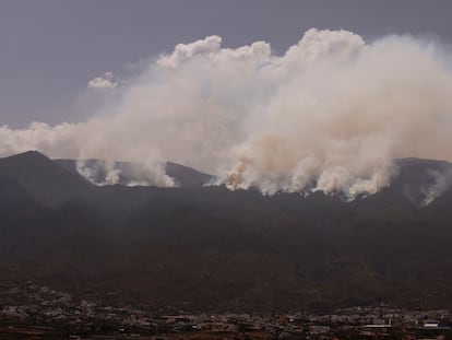 Imagen del incendio de Tenerife a su paso por el municipio de Güimar, este lunes, 21 de agosto.