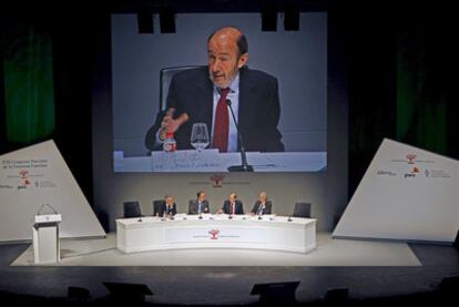 El vicepresidente Alfredo Pérez Rubalcaba, durante su intervención en el XIII Congreso de la Empresa Familiar, entre el presidente saliente del Instituto, Simón Pedro Barceló (a su derecha), y el presidente entrante, Isak Andic.