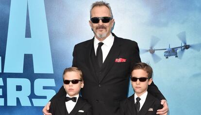 Miguel Bosé y sus hijos este sábado en el estreno de 'Godzilla: rey de los monstruos'.