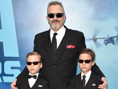 Miguel Bosé y sus hijos este sábado en el estreno de 'Godzilla: rey de los monstruos'.