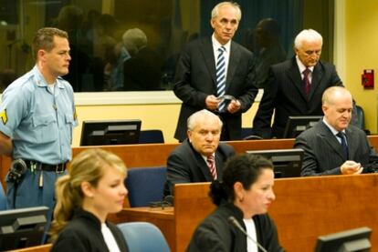 Los ex militares serbobosnios Milan Gvero Vinko Pandurevic (delante) y Ljubomir Borovcanin y Radivoje Miletic (detrás) asisten a su juicio en el Tribunal Penal Internacional para la Antigua Yugoslavia en la Haya.