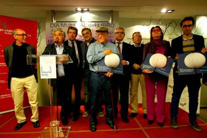 Foto de familia de organizadores y premiados en el acto de los libreros de Bizkaia.