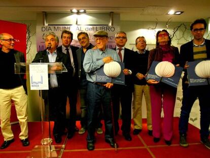 Foto de familia de organizadores y premiados en el acto de los libreros de Bizkaia.