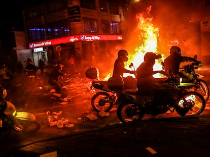 Bogotá, tras una noche de caos que dejó un saldo de al menos 10 jóvenes muertos y destrozos de instalaciones policiales.