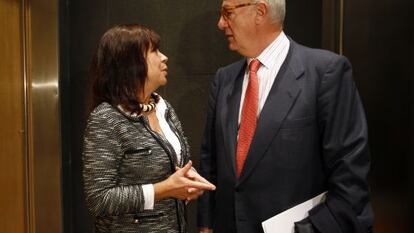 Cristina Narbona y el presidente del CSN, Fernando Marti. 