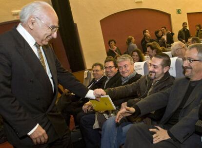 Francisco Brines saluda a los poetas invitados a su homenaje, celebrado ayer en Oliva.