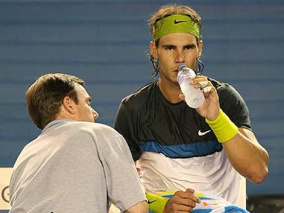 Nadal recibe atención del médico durante la final.