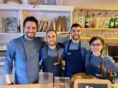 Fran Domínguez y su equipo en Café Pacífico, en Orense. J.C.CAPEL