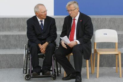 El ministro de Finanzas alemán, Wolfgang Schaeuble habla con Jean Claude Juncker, presidente del Eurogrupo.