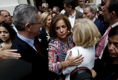 Manuel Carmena es felicitada por la ex alcadesa de Madrid, Ana Botella en presencia de Alberto Ruiz Gallardón.