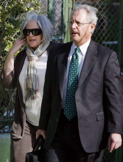 Judy Gross, esposa de Alan Gross, llega acompañada de un abogado al tribunal en La Habana en que se juzga a su marido, al que se piden 20 años de cárcel por distribuir ilegalmente equipos de comunicación por satélite.