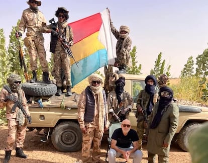 Imagen de milicianos tuareg con el ciudadano español secuestrado en el sur de Argelia en una imagen difundida por el Frente de Liberación de Azawad (FLA) a través de las redes sociales.