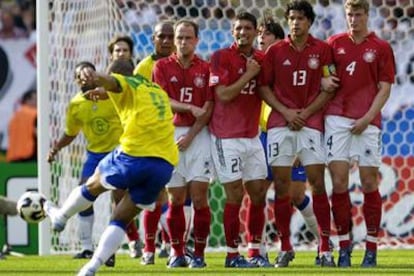 Adriano marca, de falta, uno de sus dos goles a Alemania.