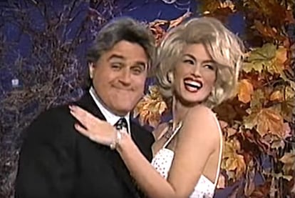 Coincidiendo con Halloween, Cindy Crawford apareció en octubre de 1996 en el programa de televisión de Jay Leno. Para ese momento, la entonces 'top model' se inspiró en el estilismo que lució Mariln Monroe cuando le cantó el ‘Cumpleaños Feliz’ al presidente Kennedy en 1962.
